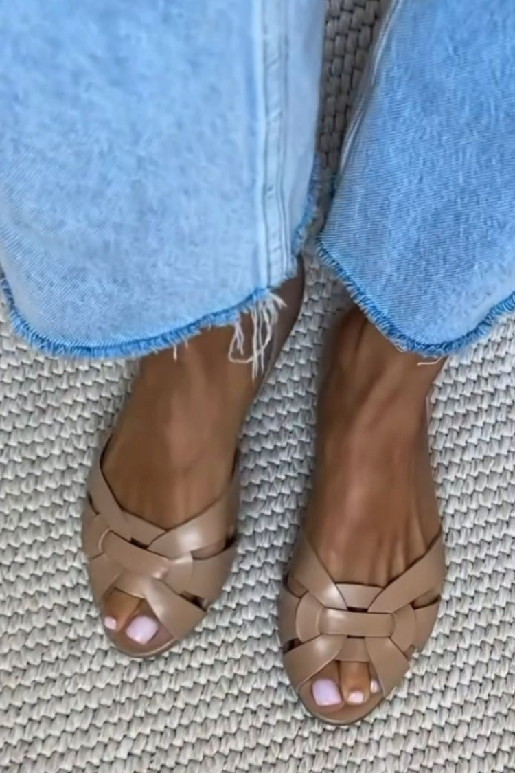 Bailarinas Peep Toe Trenzadas con Tiras Cruzadas y Talón Cerrado en color Marrón