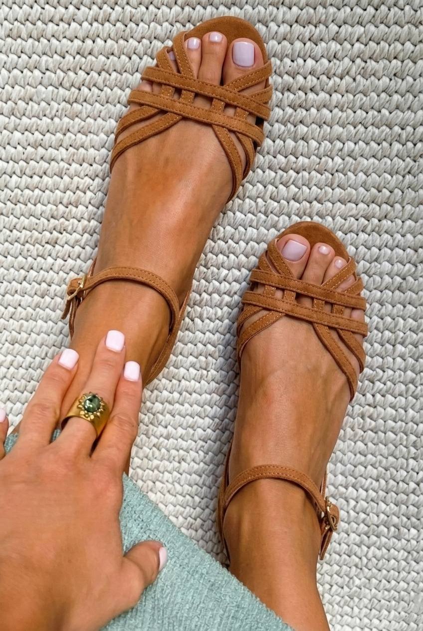 Sandalias de Ante Bajas con Hebilla al Tobillo y Tiras Múltiples en color Marrón