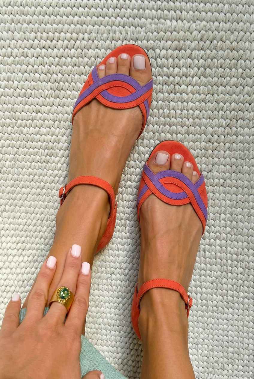 Sandalias de Ante Bajas de Punta Abierta con Tira al Tobillo en color Naranja/Morado