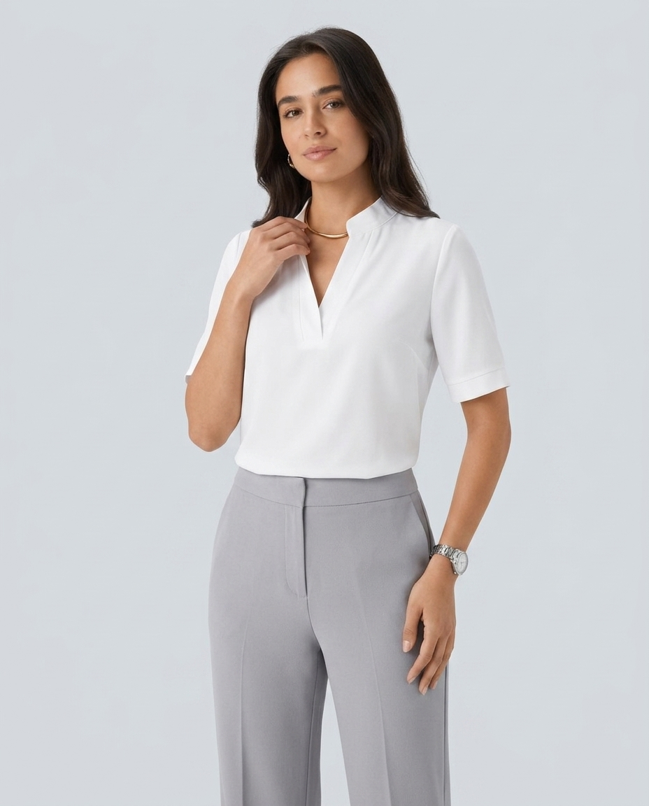 Blusa Élise con cuello refinado - modelo AURA PRADO